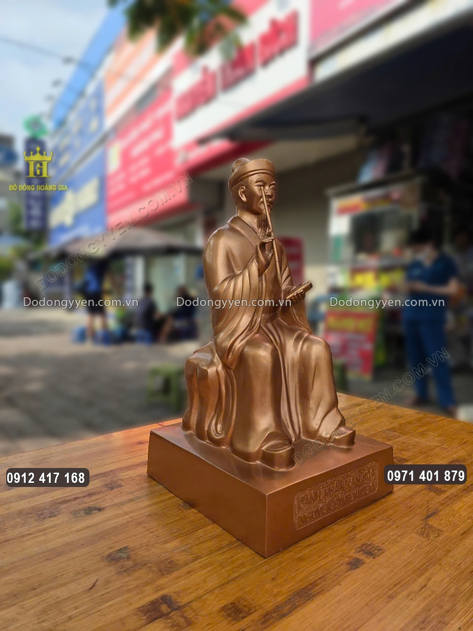 H&igrave;nh ảnh nh&igrave;n nghi&ecirc;ng của bức tượng đồng